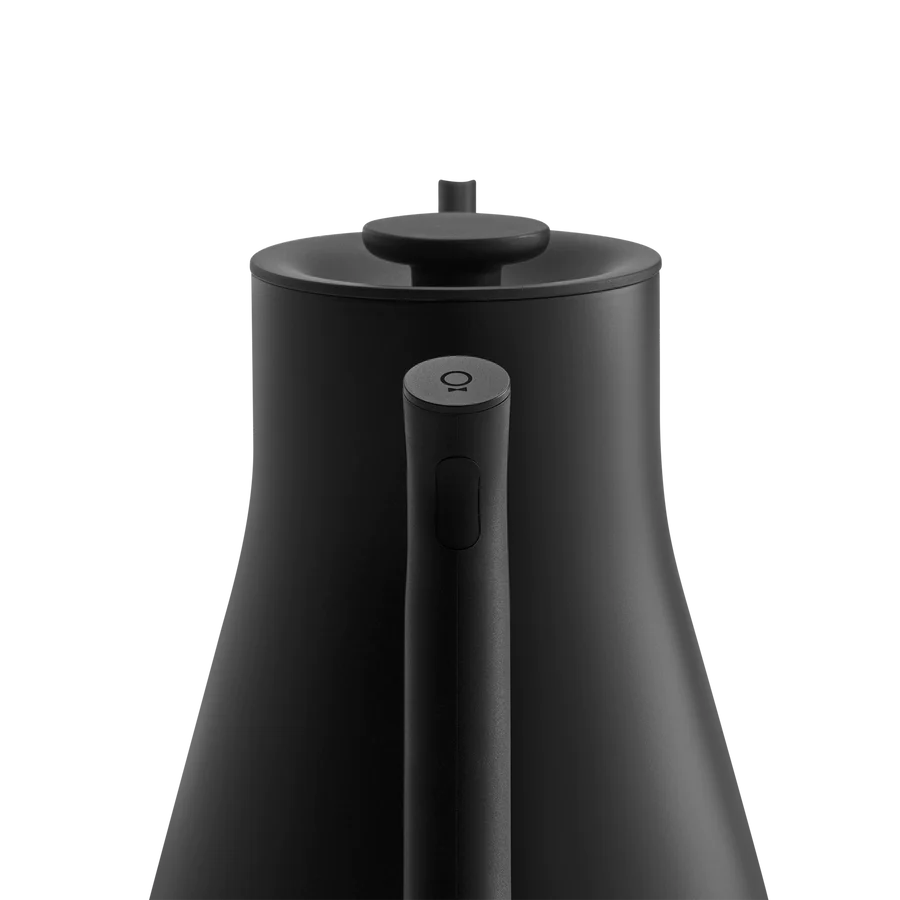 Fellow Stagg EKG PRO 0,9 L elkedlen har en minimalistisk sort mat finish, præcis temperaturkontrol og et stilfuldt tilspidset design, der gentager en hældekande. Dens cirkulære låghåndtag og synlige frontkontakt komplementerer den slanke, ensfarvede sorte overflade.