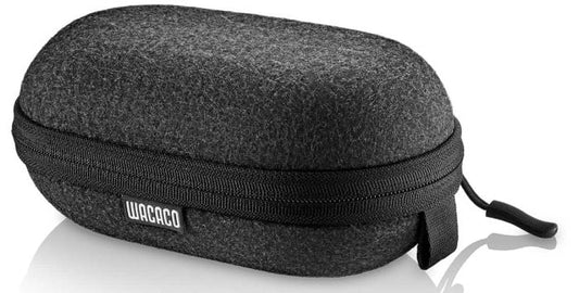 Wacaco Minipresso NS2 taske er en sort, ovalformet lynlås bæretaske med løkkehåndtag og stofstruktur. Med "Wacaco"-mærket på en sidelabel, er det en ideel etui til dine Minipresso kaffebryggeren essentials.