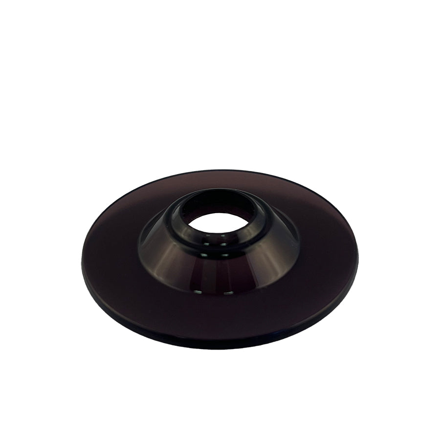 Comandante X25 Låg Sort er en sort cirkulær vinylpladeadapter med et tilspidset center, der er lavet til at spille 45 RPM plader på en pladespiller.