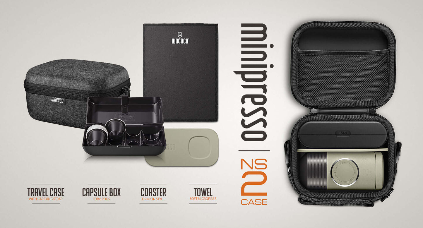 Billede af et Wacaco, Minipresso NS2 æskesæt, ideelt til kapselespressobehov. Inkluderer rejseetui, kapselæske, coaster og håndklæde; det åbne etui afslører Minipresso-enheden indeni. Alle genstande er arrangeret på en lys baggrund med det ikoniske Minipresso logo og tekst.