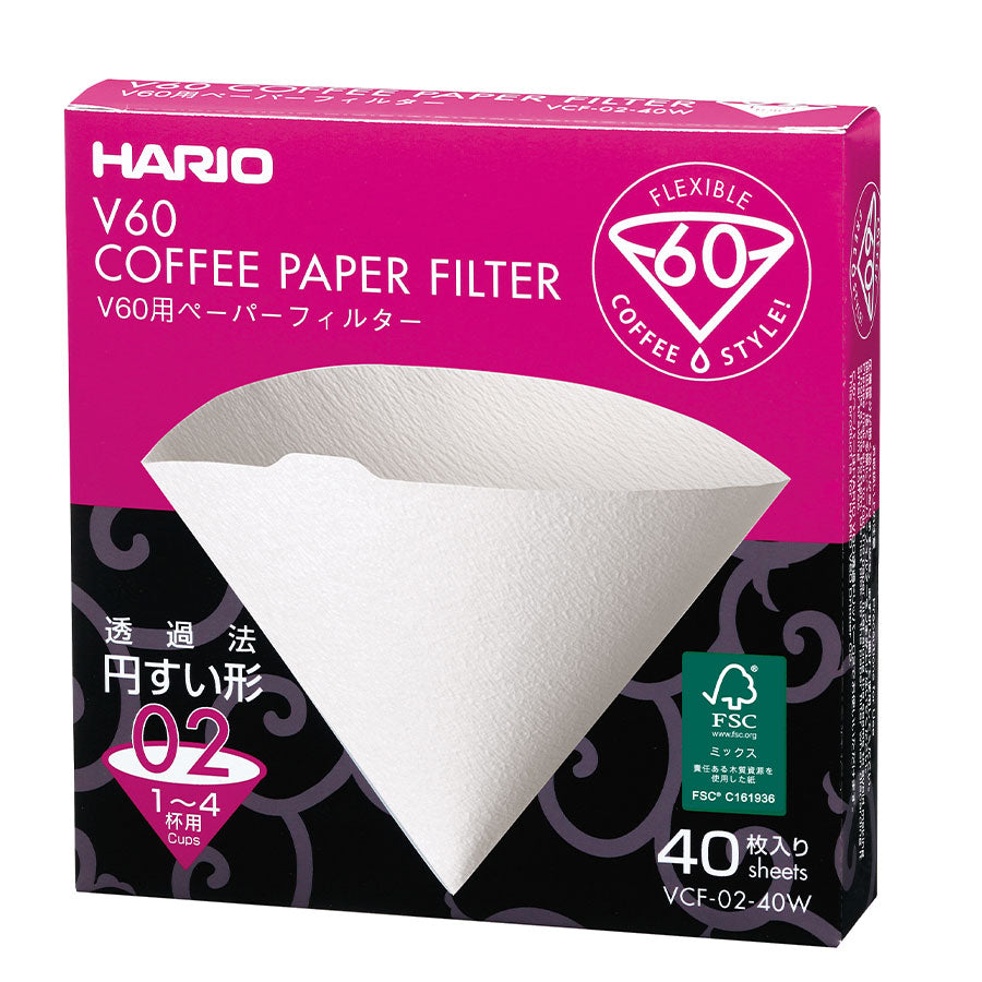 En æske med Hario's Størrelse 02 Papir Filter, med et pink og sort design, perfekt til kaffebrygning entusiaster. Indeholder 40 filterpapirer, ideel til at brygge 1-4 kopper med din V60 kaffemaskine.