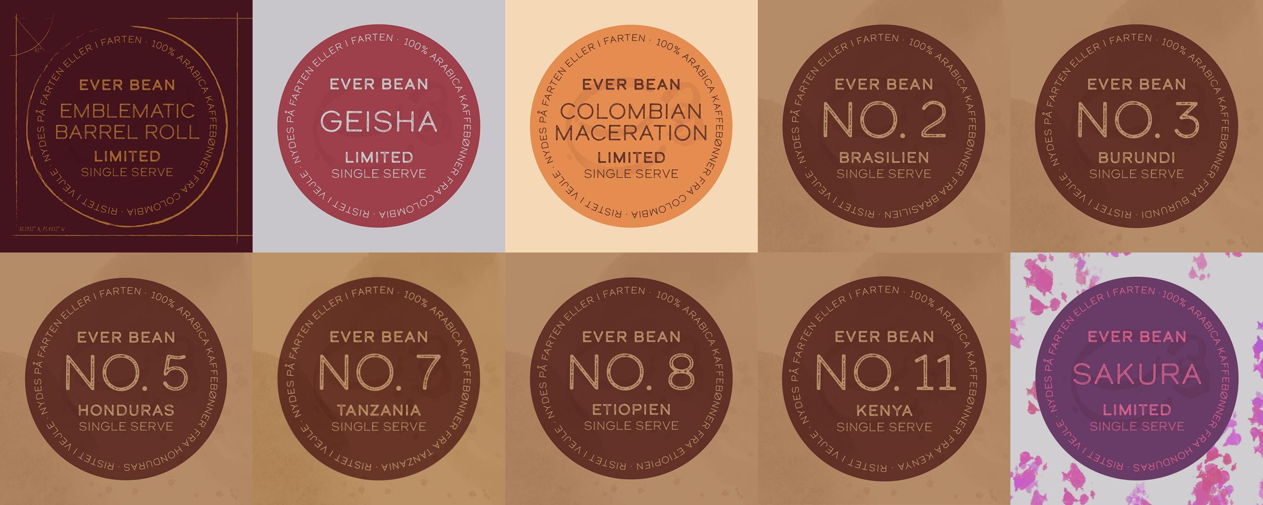 Ti runde kaffeetiketter til kaffeposer fra EverBeans Simply Basic-serie vises i to rækker, hver med navne og oprindelser som "Simply Basic" og lande som Brasilien, Kenya og Etiopien - og viser Single Estate-kaffe.