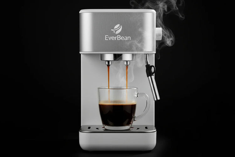 En hvid Braun kaffemaskine med en glaskaraffel, placeret på en træoverflade mod en mørk baggrund. Karaflen har målemærker fra 2 til 10 kopper og sort hank. Strømkablet er synligt på højre side.