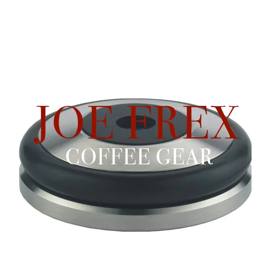 En rund kaffetamper med bund i rustfrit stål og sort top. Teksten "JOE FREX COFFEE GEAR" er overlejret på billedet med rød og hvid skrift.