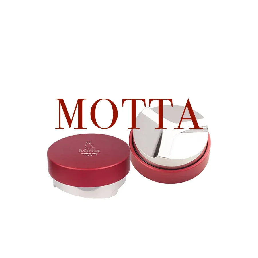 To metalrøde og sølvfarvede kaffedistributionsværktøjer med mærkenavnet "MOTTA" i store bogstaver over sig, et med låget på og et med låget af, der viser vinklede knive indeni.