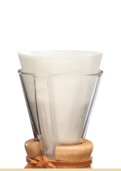 En Chemex kaffebrygger i glas med trækrave og læderbånd vises med en tom, foldet Chemex Kaffefiltre 3-kop (FP-2) placeret i den øverste åbning.