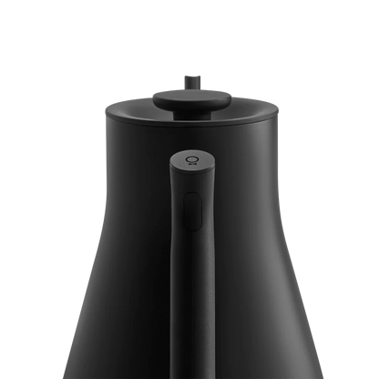 Fellow Stagg EKG PRO 0,9 L elkedlen har en minimalistisk sort mat finish, præcis temperaturkontrol og et stilfuldt tilspidset design, der gentager en hældekande. Dens cirkulære låghåndtag og synlige frontkontakt komplementerer den slanke, ensfarvede sorte overflade.