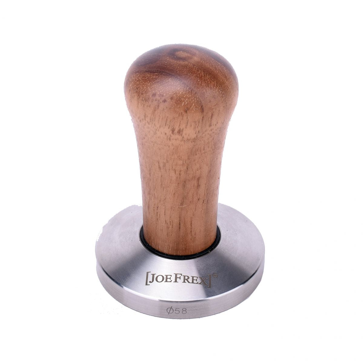 En Joe Frex-tamper med et håndtag af valnød og metalbund er indgraveret med mærkenavnet. Basen på 58 mm passer til espressomaskiner og kombinerer elegance og funktionalitet i hver kop.