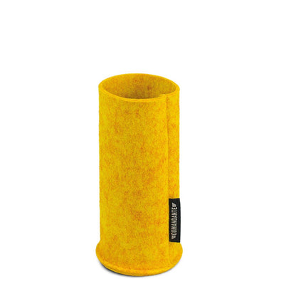 Comandante C40 Filt Sleeve i Safran er en høj, cylindrisk gul filtvase med en subtil Kashmir-designtekstur plus et lille sort mærke på siden, der står oprejst mod en almindelig hvid baggrund.