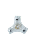 Comandante Standart Kværnindstiller, Klar er en klar tre-benet fidget spinner med et synligt centralt leje og metalliske vægte ved hver spids, sat mod en almindelig hvid baggrund.