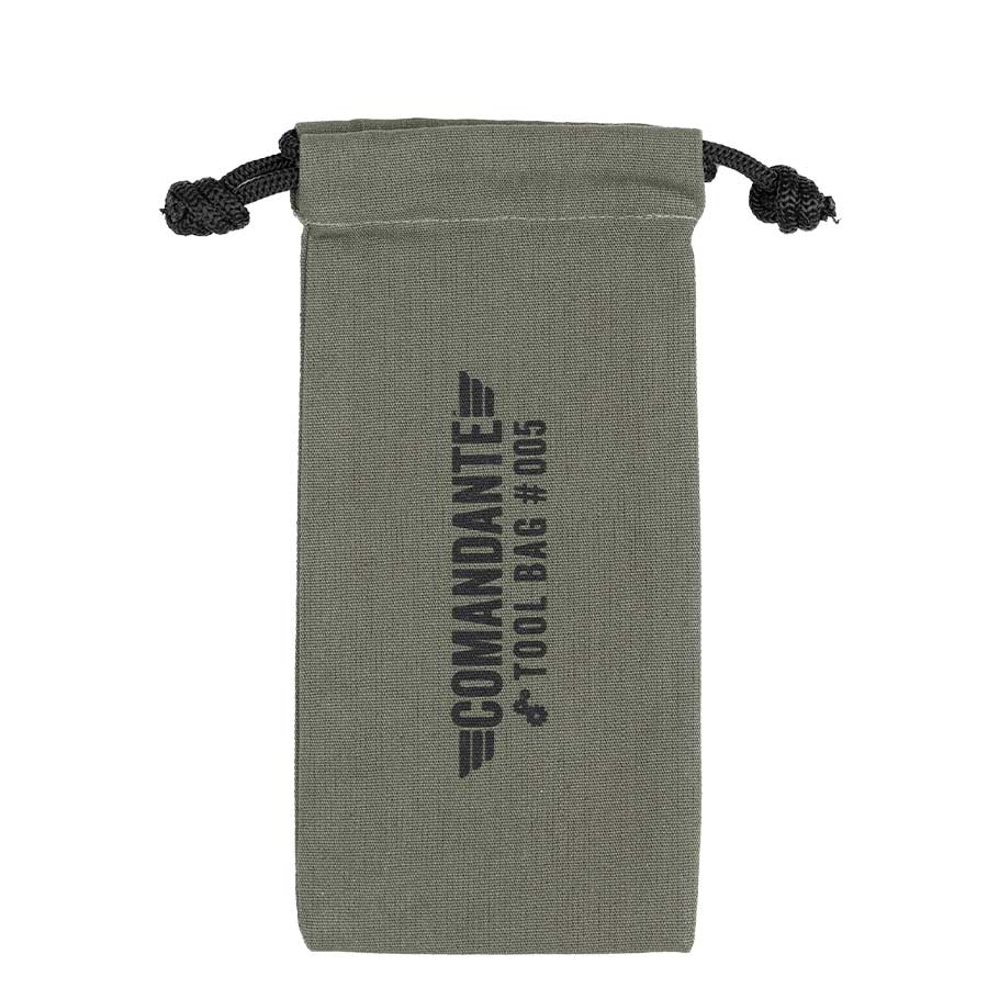 Comandante Toolbag #5 er en grøn bomuldskanvas med snoretræk og "COMANDANTE TOOL BAG #005" i sort på forsiden - ideel til opbevaring af din kaffegrej.