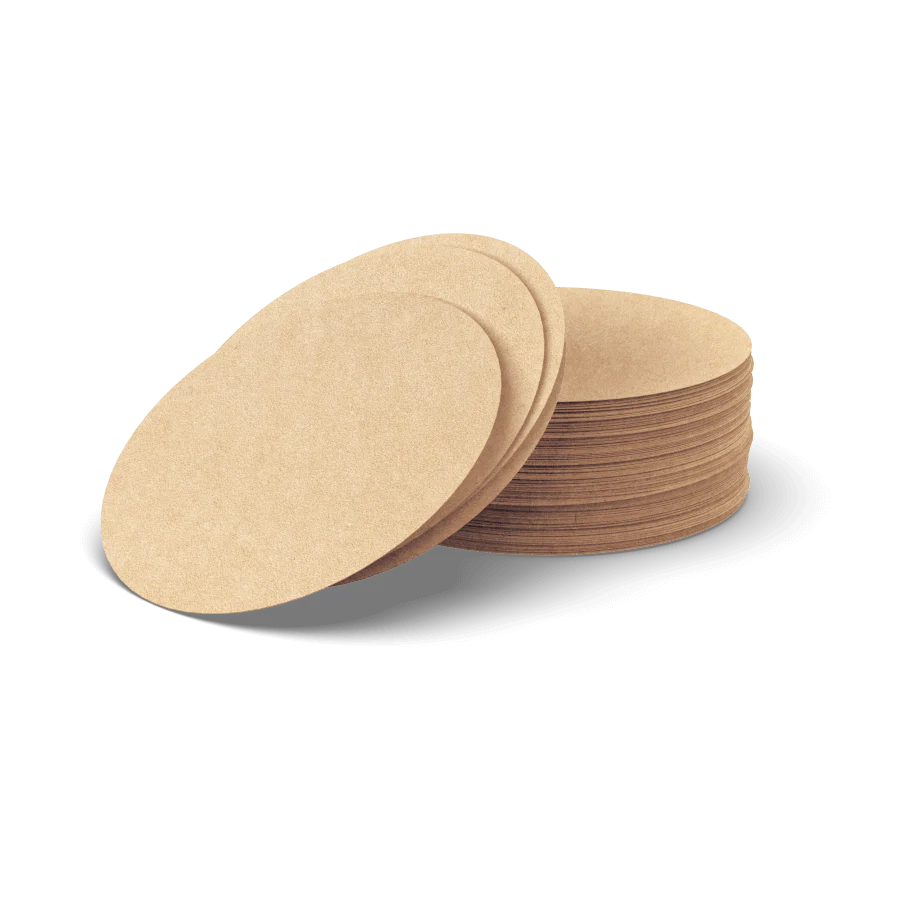 En stak runde, brune AeroPress-filtre fra Aeropress er arrangeret på en hvid baggrund, hvor nogle filtre læner sig op ad bunken og viser deres cirkulære form og slanke design.