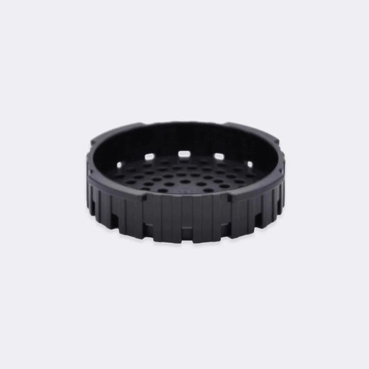 AeroPress, Filterholder til Aeropress Original fra Aeropress er en sort, rund plastgenstand med en hul midte og cirkulære perforeringer i bunden. Dens let hævede kanter har rillede linjer, der ligner en stor åben hætte eller lavvandet kurv til kaffefiltre.