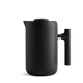 Clara French Press fra Fellow, i et slankt sort design med vakuumisolerede vægge for overlegen varmetilbageholdelse, kan prale af en minimalistisk mat finish og ergonomisk håndtag. Vist mod en sort baggrund fremhæves dens elegante tilstedeværelse yderligere.