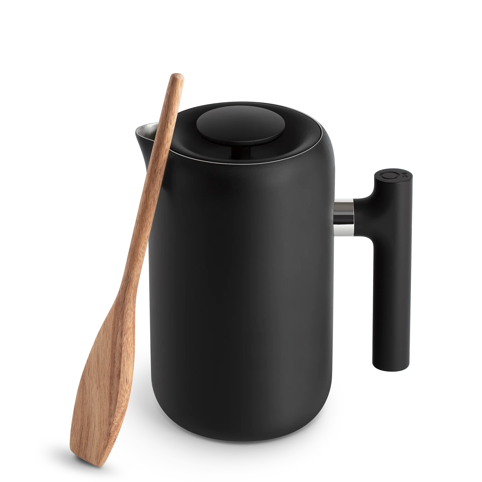 Fellow's Clara French Press i sort har forbedret mesh-filtrering, en mat finish og et ergonomisk håndtag, der perfekt komplementerer den naturlige trærører ved siden af.