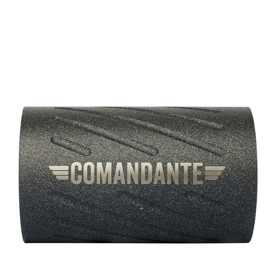 En struktureret blå cylindrisk kværn med diagonale riller, vingelignende accenter og "COMANDANTE"-branding - dette er Comandante C60 Baracuda - Nautilus Blue, der er berømt for sin højtydende stålkonstruktion.