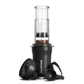 Aeropress Go Plus fra Aeropress inkluderer et sort cylindrisk kammer, stempel, øse og tragt. Med innovativ bryggeteknologi og et kompakt design med en rejsetermokop er den ideel til brygning på farten.