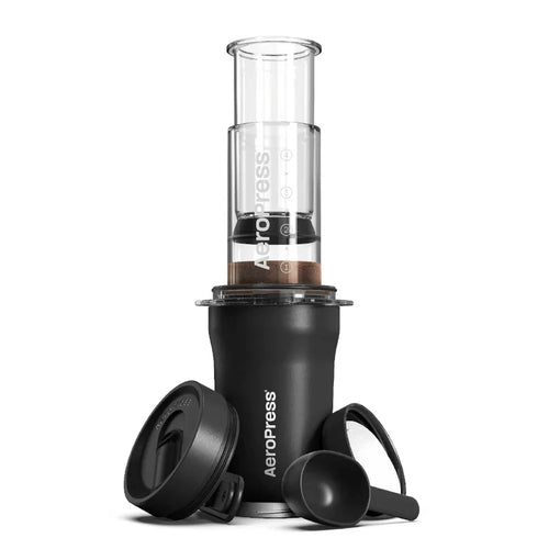 Aeropress Go Plus fra Aeropress inkluderer et sort cylindrisk kammer, stempel, øse og tragt. Med innovativ bryggeteknologi og et kompakt design med en rejsetermokop er den ideel til brygning på farten.