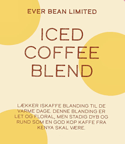 Tekst på beige baggrund med gule cirkler. Læser: "EverBean ICED Coffee Blend. Lækker iskaffe blanding til de varme dage. Denne cold brew er let og floral, men stadig dyb og rund som en god kop kaffe fra Arabica-bønner skal være.