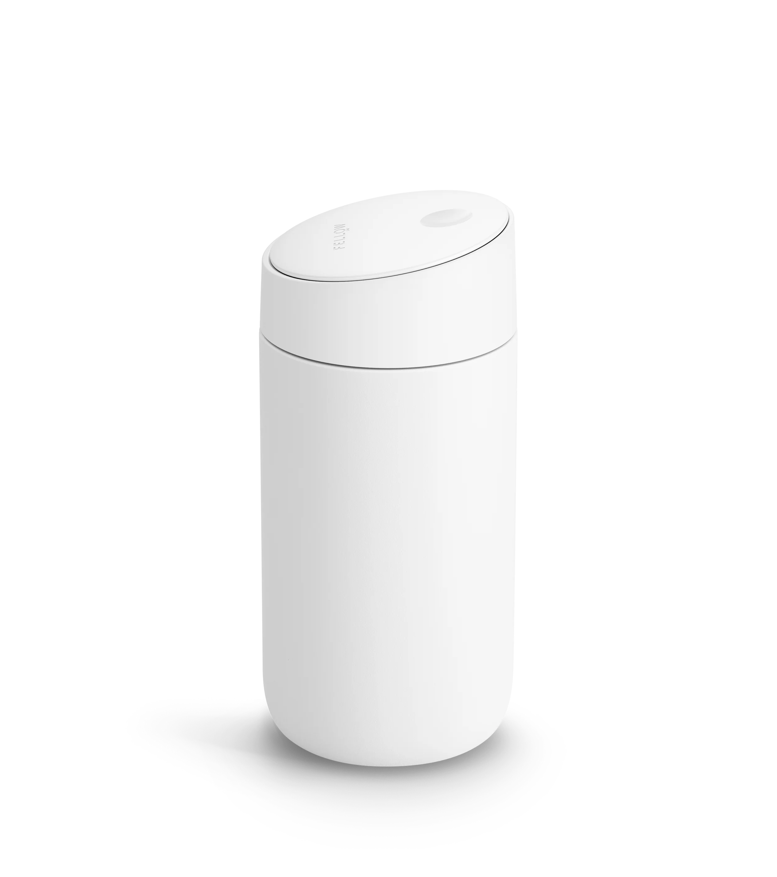 Et hvidt, cylindrisk Fellow Carter Slide-krus med en afrundet, let skråtstillet Slide Låg kombinerer minimalistisk design, glatte overflader og subtile detaljer for et moderne, slankt look, der ligner Carter Move-kruset.