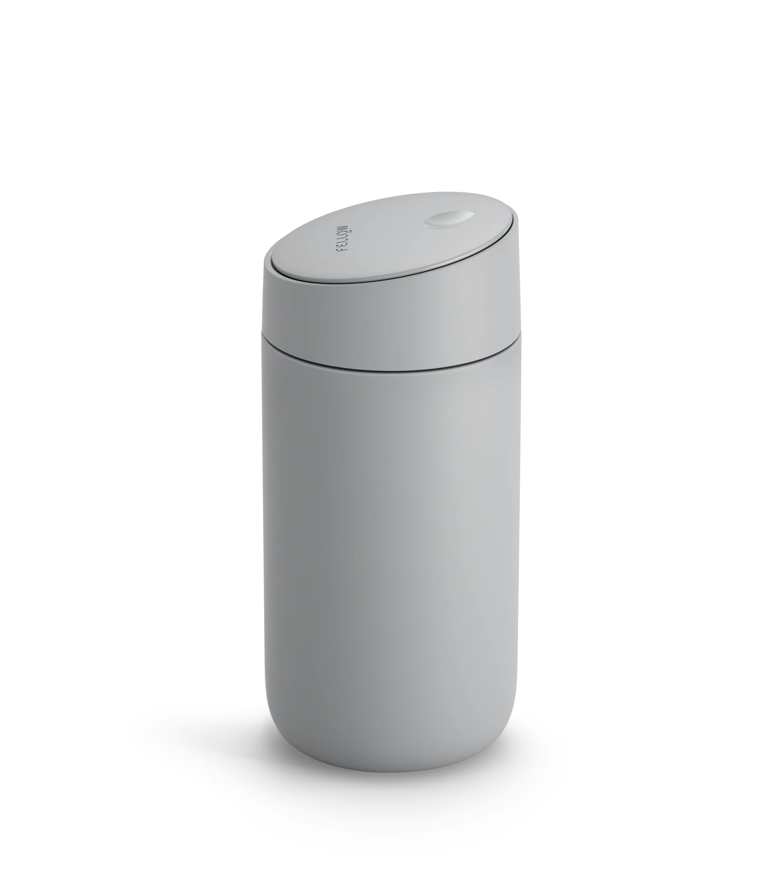 Fellow Carter Slide Mug er et stilfuldt mat gråt rejsekrus med et afrundet låg, glide-låg og varmelåsende dobbeltvægget vakuum-design, der forstærker dets moderne look og holder din drink varm.