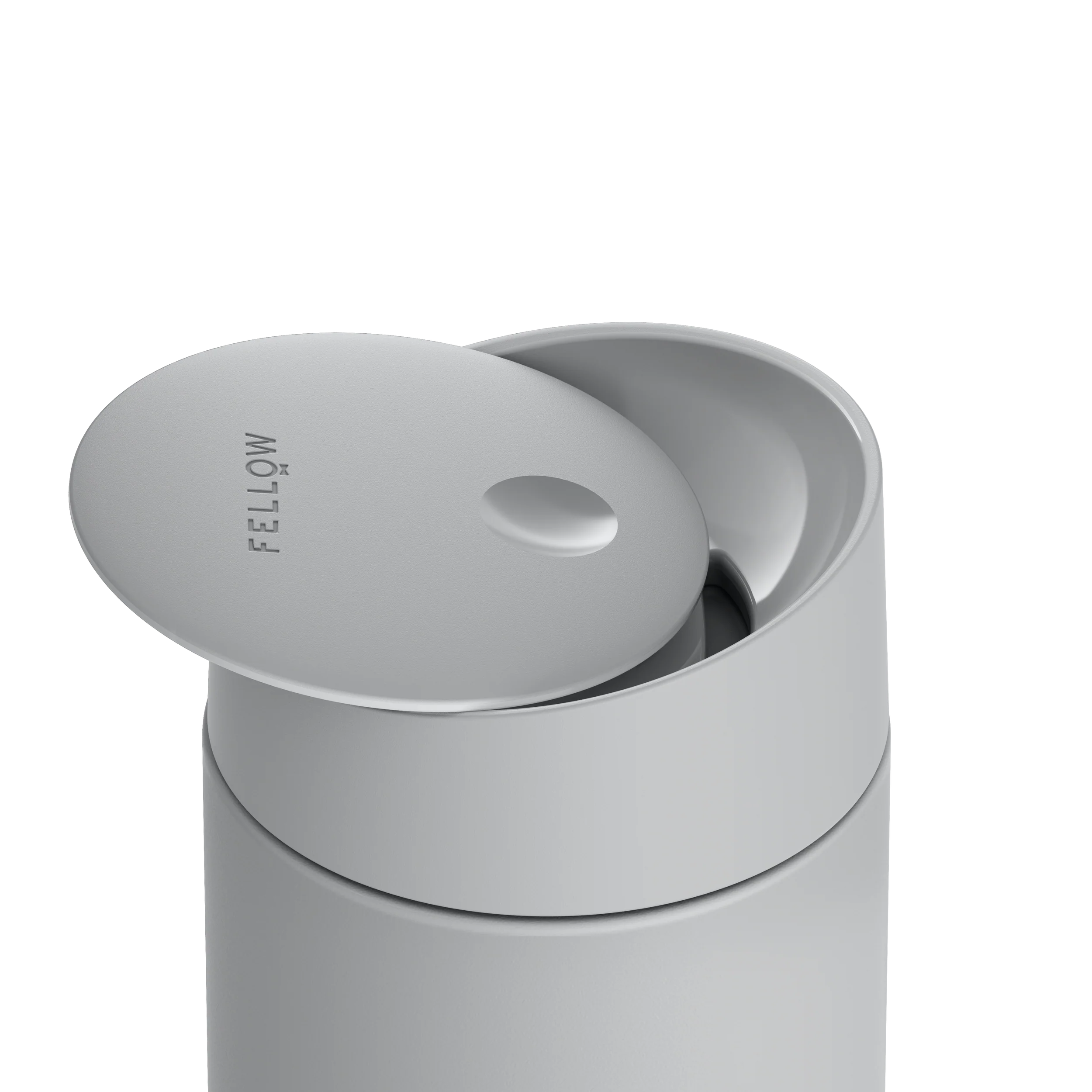 Carter Slide Mug fra Fellow har et slankt mat gråt design med et let åbent skydelåg, der afslører et interiør i rustfrit stål. "Fellow" er elegant indgraveret på låget, og dets moderne, minimalistiske look inkluderer en Heat-Lock dobbeltvægget vakuum for overlegen temperaturfastholdelse.