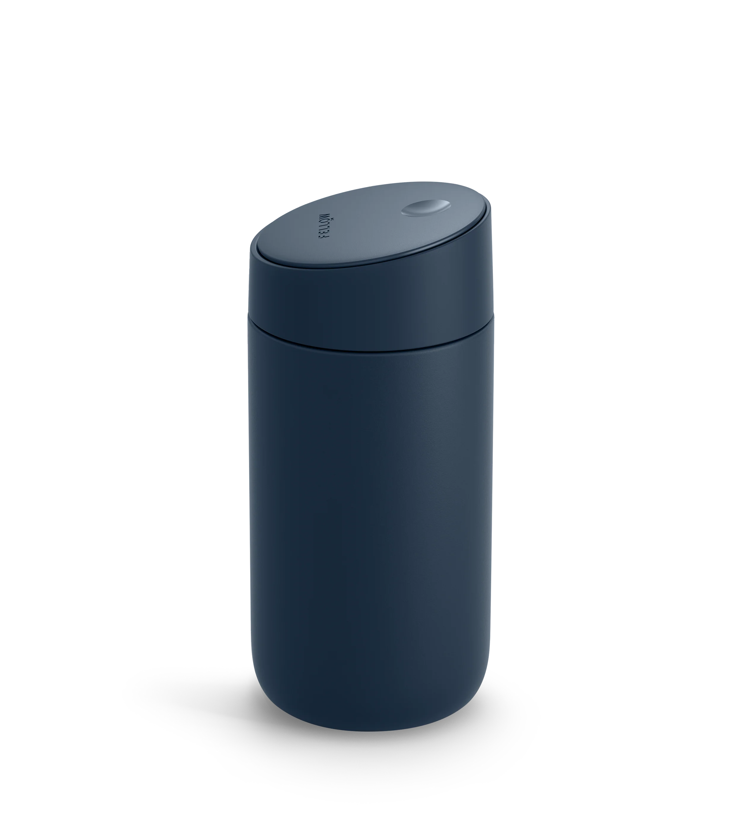 Fellow Carter Slide Mug, Termo Krus fra Fellow er en slank, moderne mørkeblå cylindrisk beholder med et let hvælvet cirkulært låg. Dens minimalistiske design fremhæver elegance og funktionalitet med en lille rund knap på Slide Låg.