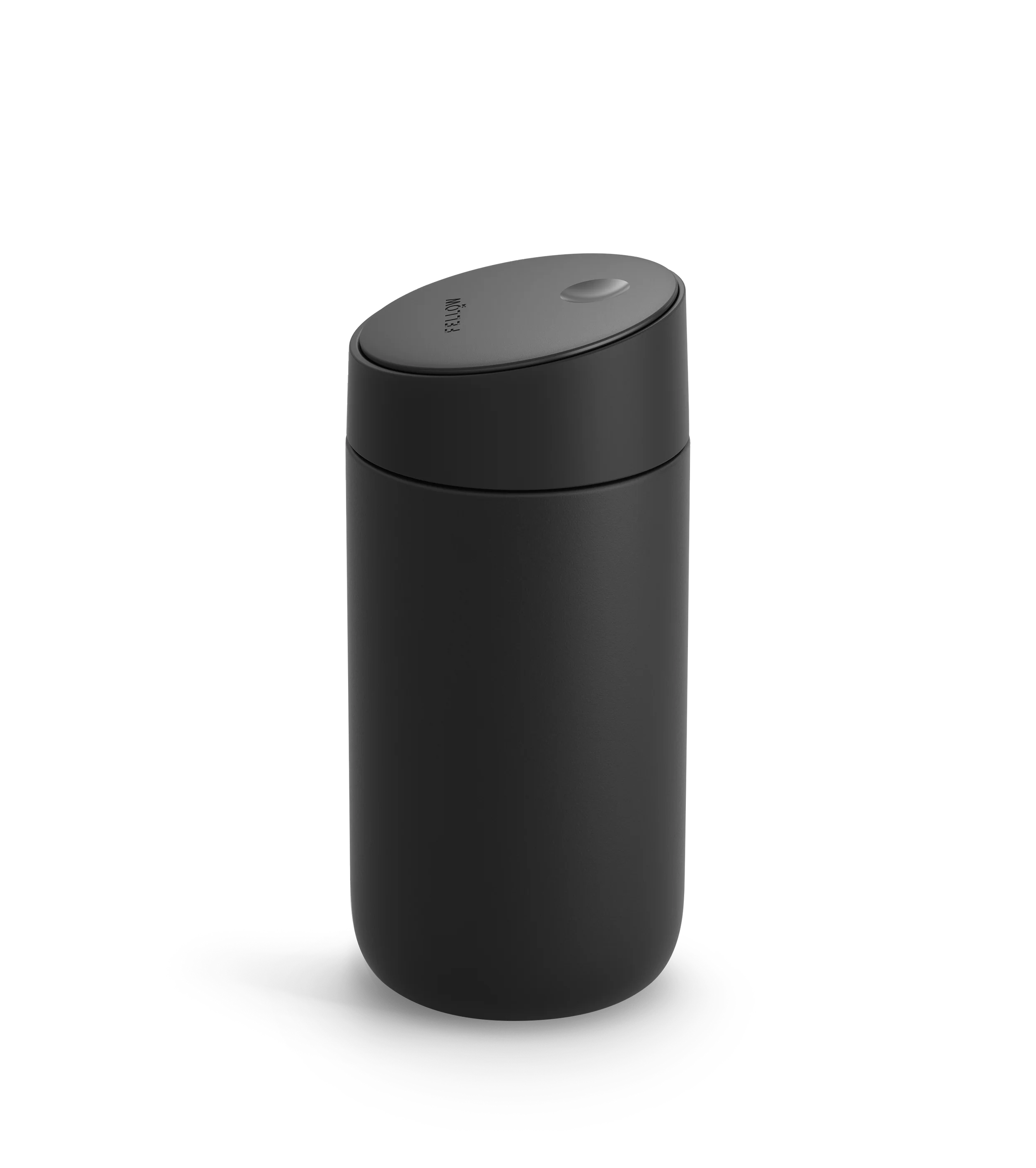 Et lækkert, sort Fellow Carter Slide Krus med en let buet Slide Låg og en fordybning på toppen. Det tætsiddende låg komplementerer dets moderne, minimalistiske design med en Heat-Lock Dobbeltvægget Vakuum for optimal temperaturkontrol.