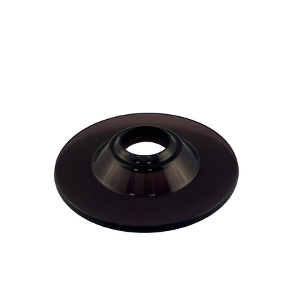 Comandante X25 Låg Sort er en sort cirkulær vinylpladeadapter med et tilspidset center, der er lavet til at spille 45 RPM plader på en pladespiller.