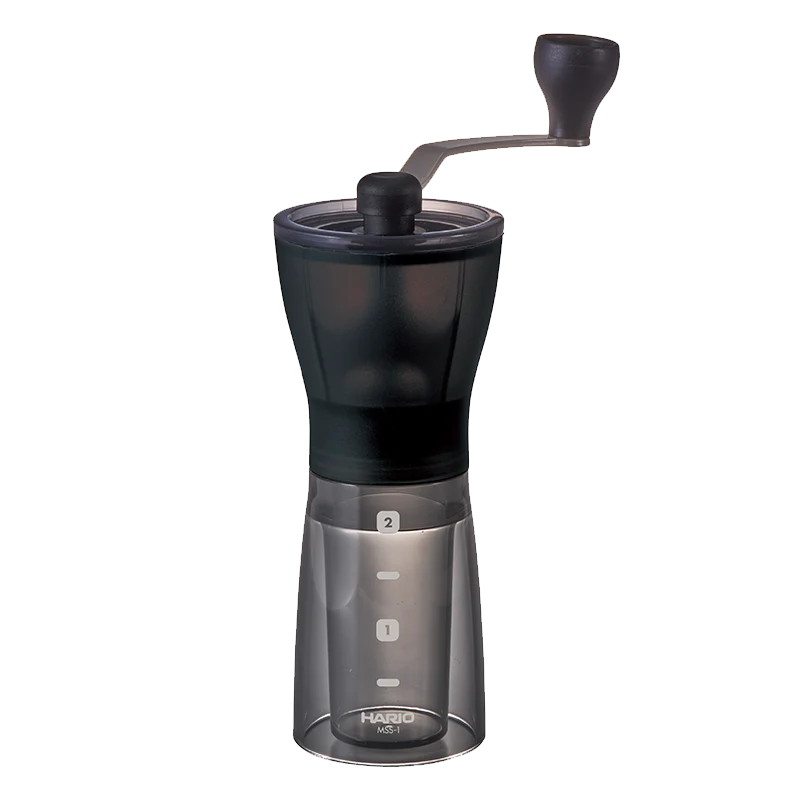 Hario Keramisk Kaffekværn Mini Slim+ er en sort og gennemsigtig manuel kværn med tophåndsving. Den har "1" og "2" målemarkeringer og Hario-logoet, perfekt til friskmalet kaffebønner hver morgen.