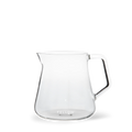 Fellow Mighty Small Glas Karaffel, en gennemsigtig glaskande med et slankt moderne design, er ideel til kaffeentusiaster. Med sin brede base og smalle tud komplementerer den Stagg [X] Drypperens pour over filterholderen. "Fellow" er elegant printet nær bunden.