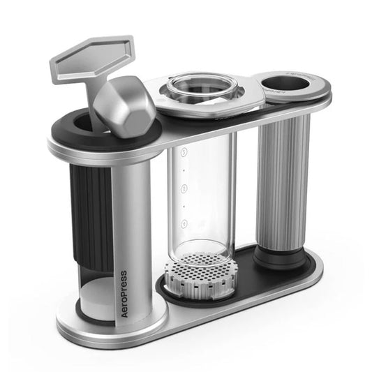 Aeropress Premium Organizer fra Aeropress har en elegant sølv- og sort kaffemaskine med en moderne stander, der fremviser stemplet, bryggekammeret, filterhætten samt rum til filtre og tilbehør.
