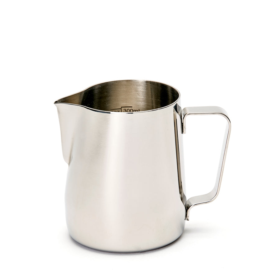 Rhino Coffee Gear Pro Milk Pitcher fra Rhino Coffee Gear med tud og solidt håndtag i rustfrit stål er vist på en almindelig hvid baggrund.
