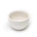 Rhino Coffee Gear Cupping Skål er en lille hvid keramisk skål med en blank finish, med en glat overflade og afrundet form. Den sidder på en hvid baggrund og fremhæver dens højkvalitets keramiske håndværk.
