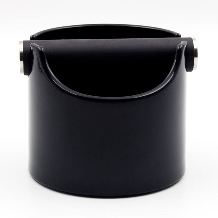 Rhino Coffee Gear Mini Waste Bin, Sort, er en sort cylindrisk bankeboks med gummistang-håndtag hen over toppen, ideel til bortskaffelse af kaffegrums. Den står elegant mod en almindelig hvid baggrund.