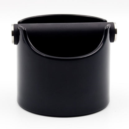 Rhino Coffee Gear Mini Waste Bin, Sort, er en sort cylindrisk bankeboks med gummistang-håndtag hen over toppen, ideel til bortskaffelse af kaffegrums. Den står elegant mod en almindelig hvid baggrund.
