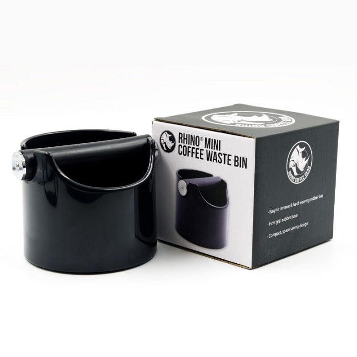 Rhino Coffee Gear Mini Affaldsbeholder i Sort har en slank finish og et komfortabelt håndtag, der tilbyder en kompakt størrelse, der er ideel til ethvert rum. Dens pakkeboks viser billeder og funktioner, hvilket gør dette gummistang-valg både praktisk og stilfuldt.