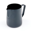 Et Rhino Coffee Gear Skummekande Stelth, mørkegrå med en professionel hældetud og buet håndtag, er sat mod en hvid baggrund. Dens minimalistiske design og matte finish tilbyder både funktionalitet og stil.
