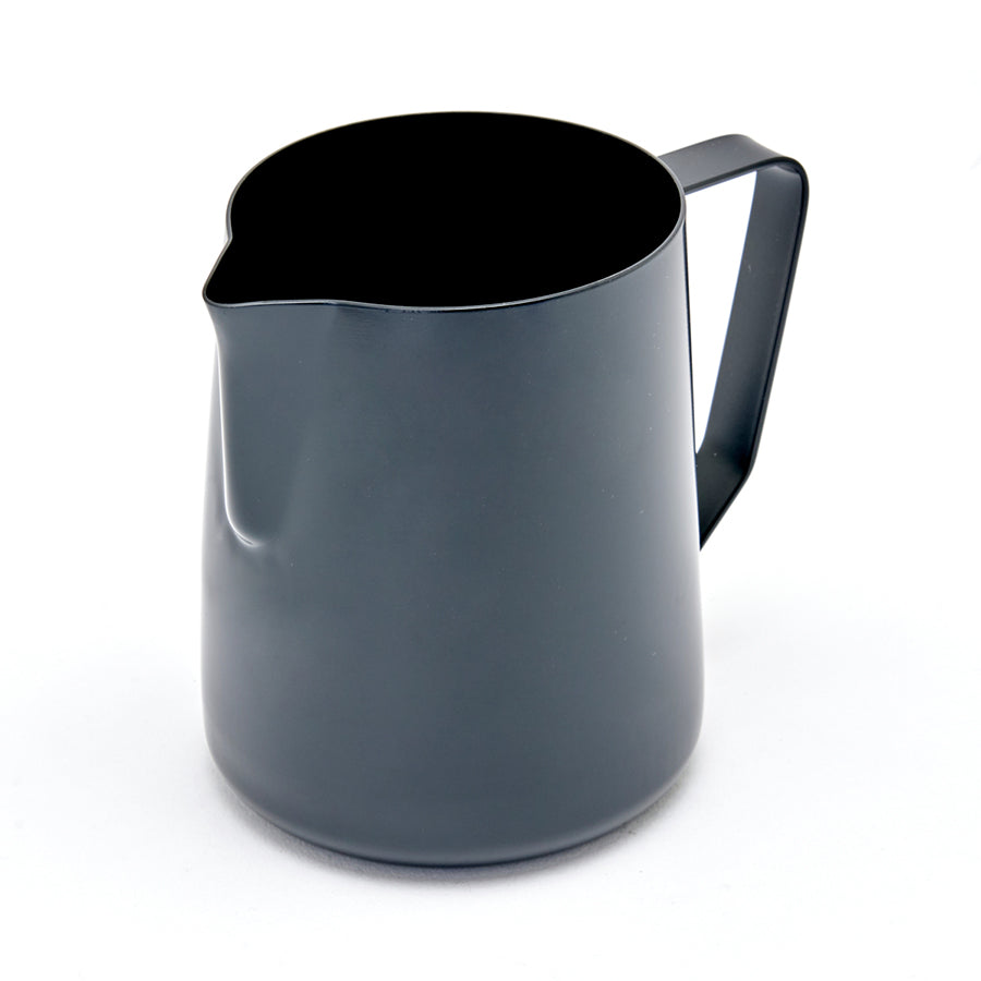 Rhino Coffee Gear Skummekande Stelth er en slank matsort metalkande med en buet tud og et robust håndtag, ideel til moderne køkkener. Dens minimalistiske design og non-stick belægning forbedrer funktionaliteten.