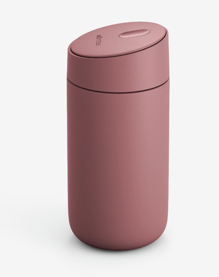 Fellow Carter Slide Mug (Termo Krus) i mat rosa har et afrundet, minimalistisk design med matchende låg og keramisk belægning for varig friskhed, vist på en almindelig hvid baggrund.