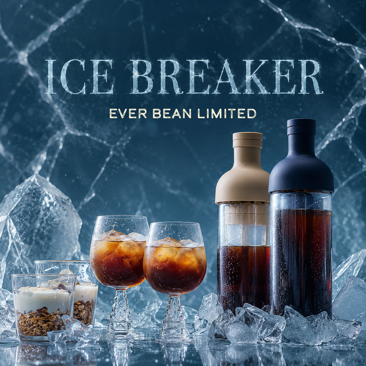 To Ice Breaker-sæt fra EverBean ApS. med glasflasker med iskaffe, glas med Cold Brew kaffe og parfaitglas hviler på isterninger. Den iskolde blå baggrund viser knust is og "ICE BREAKER EVER BEAN LIMITED" ovenover.
