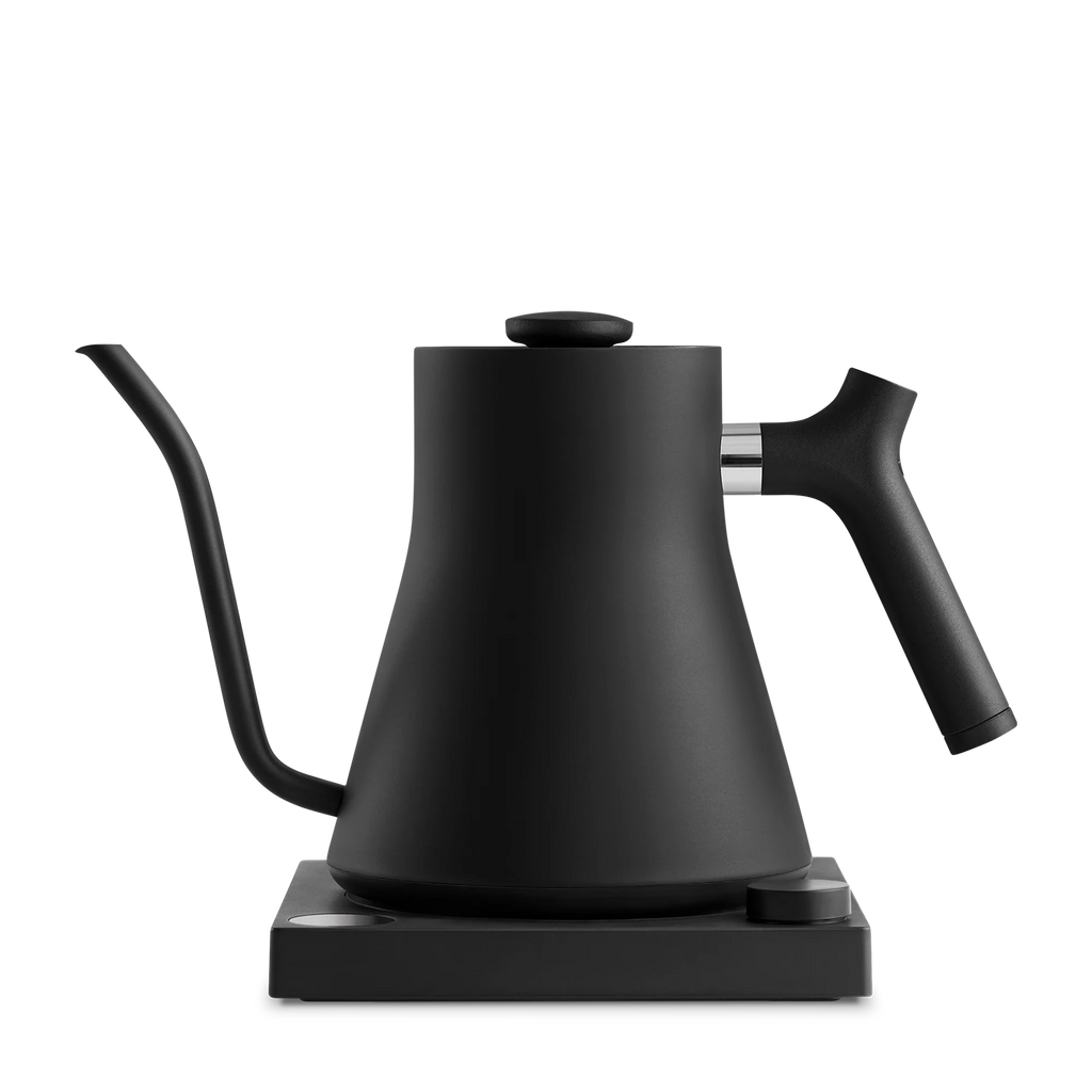 Fellow Stagg EKG 0,9 L elkedlen i elegant sort har en præcis svanehalsetud på en matchende base, med en minimalistisk mat finish og ergonomisk håndtag, perfekt til præcis ophældningsbrygning.