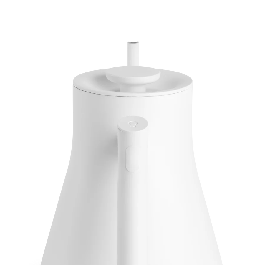 Fellow Stagg EKG PRO 0,9 L elkedel fra Fellow vises forfra på en almindelig hvid baggrund og viser sit minimalistiske hvide design, hældekande-stil håndtag, tud og cirkulære låg.