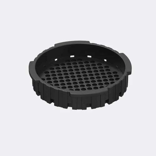 En rund, sort AeroPress-filterholder reservedel by Aeropress i plast med perforeret bund og rillede sider, perfekt som kaffefiltre Aeropress tilbehør, er vist mod en almindelig lysegrå baggrund.