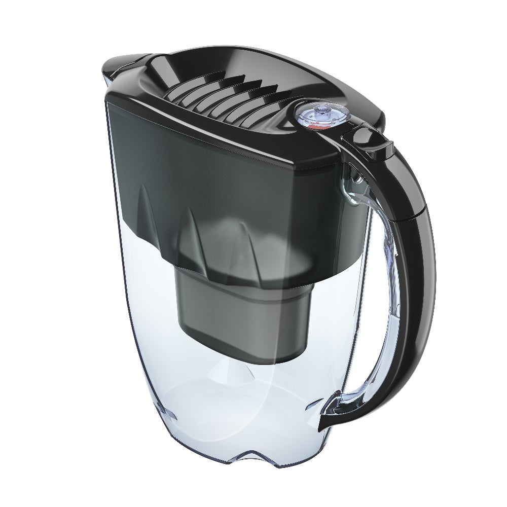 AQUAPHOR, Amethyst Filterkande, med et Maxfor+ filter, er en gennemsigtig vandkande med sort låg og håndtag. Det blødgør vandet for at forbedre kaffesmagen og inkluderer en lille cirkulær indikator på låget, der præsenterer elegant mod en hvid baggrund.