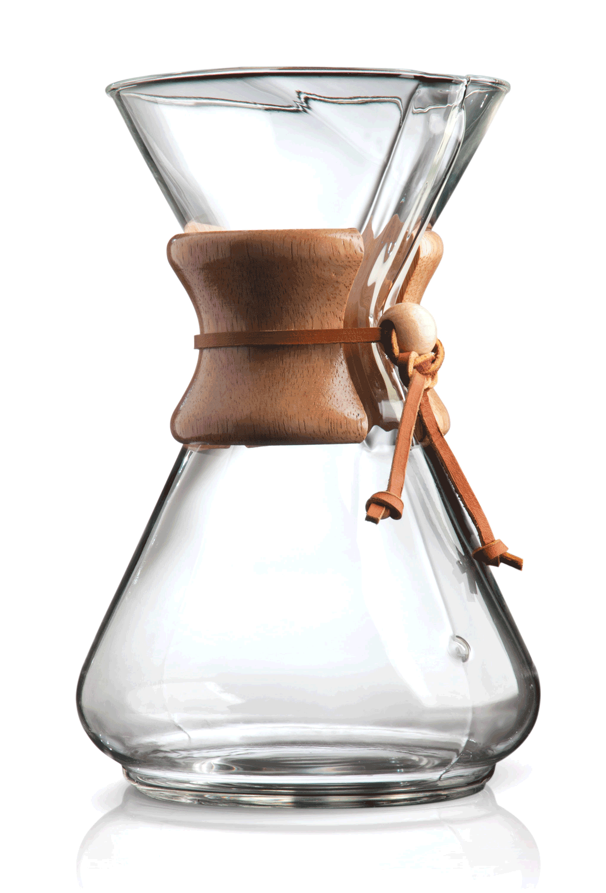 Chemex Classic Kaffebrygger fra Chemex er en kaffebrygger i klart glas med trækrave og læderbånd, ideel til at brygge pour-over filterkaffe. Vist på en hvid baggrund.