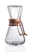Chemex Classic Kaffebrygger fra Chemex har et klart pour-over-design med en trækrave og et læderbånd, vist isoleret på en hvid baggrund.