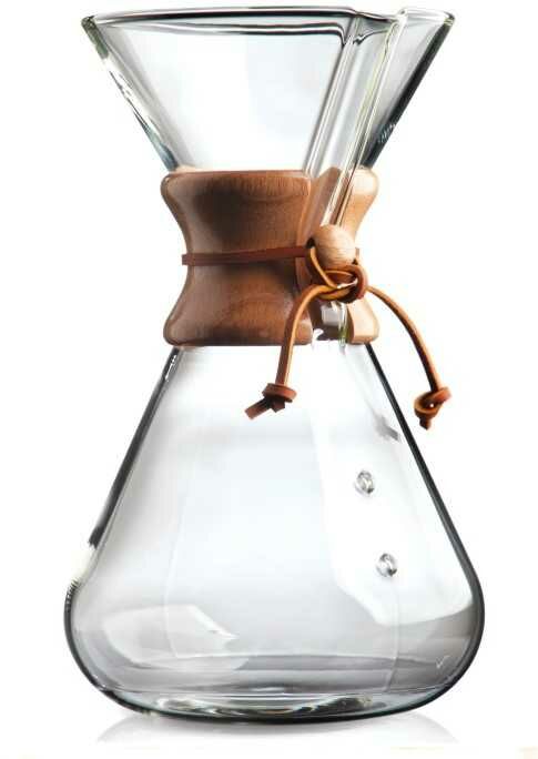 Chemex bryg pakke 2 fra EverBean ApS. er en kaffemaskine i klart glas med trækrave og læderbånd, ideel til pour-over-kaffe, vist på en hvid baggrund.