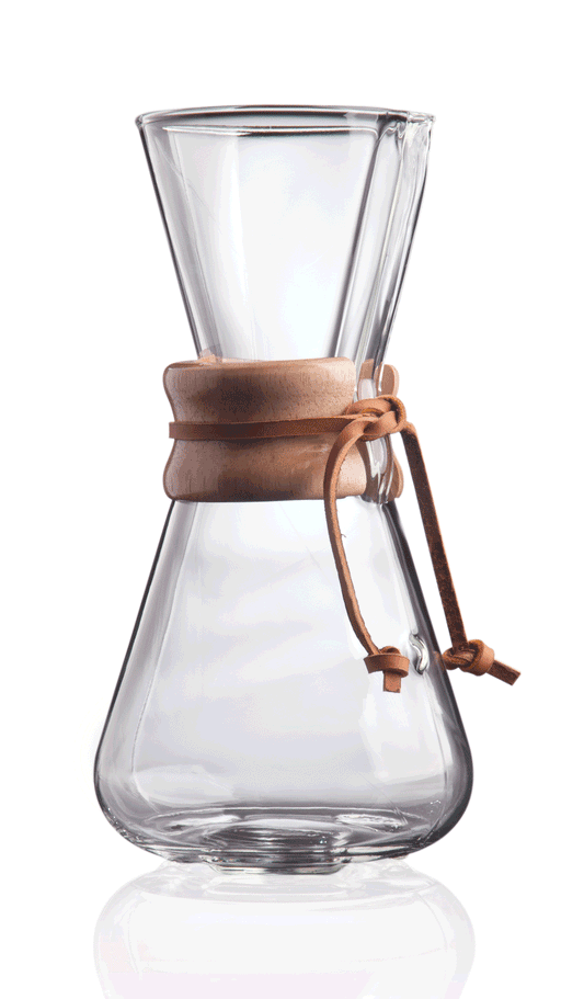 Chemex Håndlavet Glas Kaffebrygger 3-kopper (CM-1) fra Chemex er en pour-over-kaffebrygger i klart glas med trækrave og læderslips, der vises elegant på en hvid baggrund.