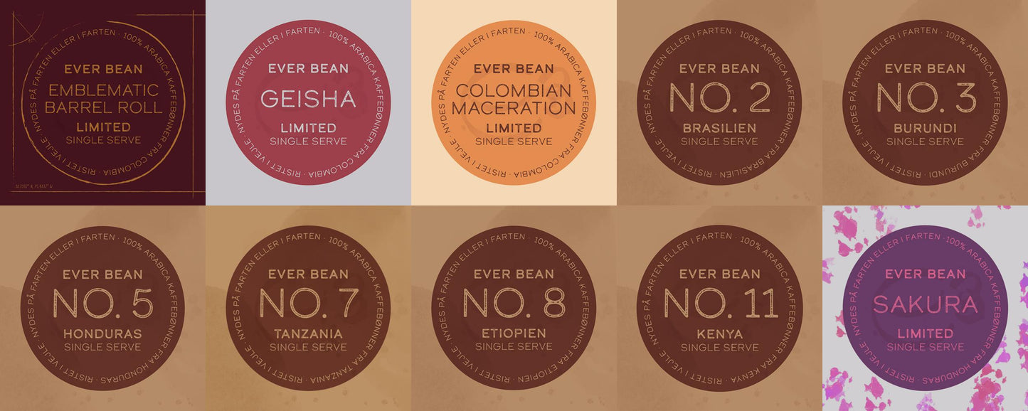 Ti runde kaffeetiketter til kaffeposer fra EverBeans Simply Basic-serie vises i to rækker, hver med navne og oprindelser som "Simply Basic" og lande som Brasilien, Kenya og Etiopien - og viser Single Estate-kaffe.